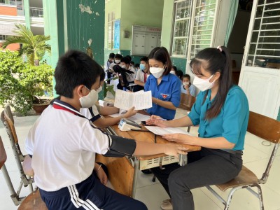 Trung tâm y tế phường Chánh Mỹ đã tiến hành tiêm mũi 2 cho học sinh Khối 4+5.
